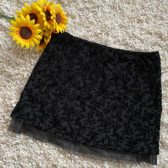 Adorable black velvet skirt - Picture 2 of 3